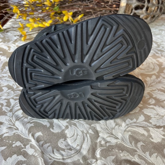 UGG AUSTRALIA Classic II Boot kids size 1 - Picture 5 of 10